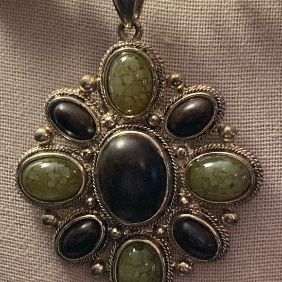 Vintage / Memory wire choker with a large medallion pendant. - Picture 4 of 4